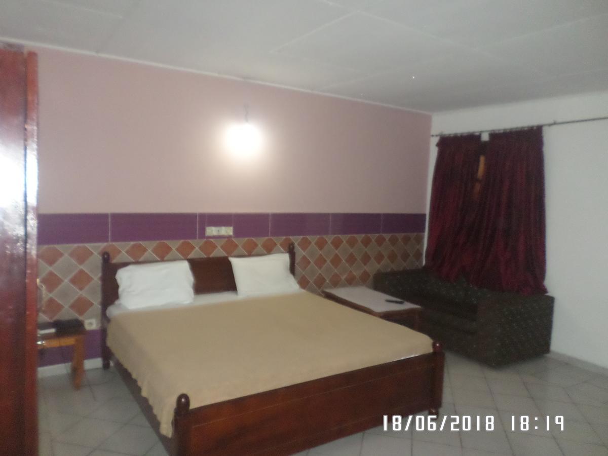 Hotel Residence Seven 7 Абиджан Екстериор снимка
